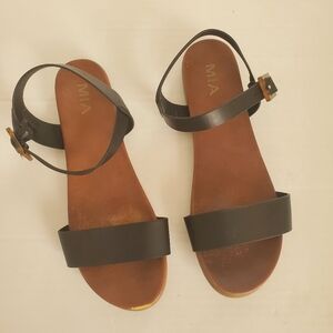 GUC Mia black leather sandal